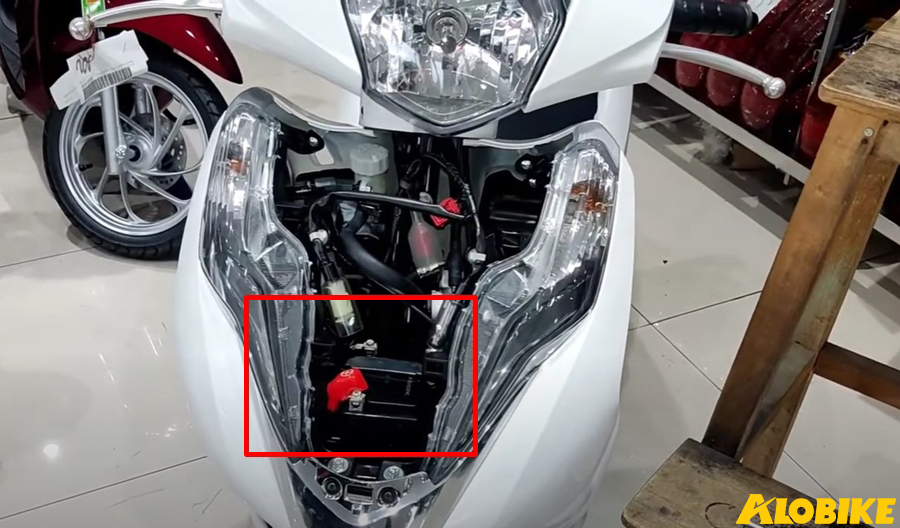 vị tr&iacute; ắc quy của xe lead