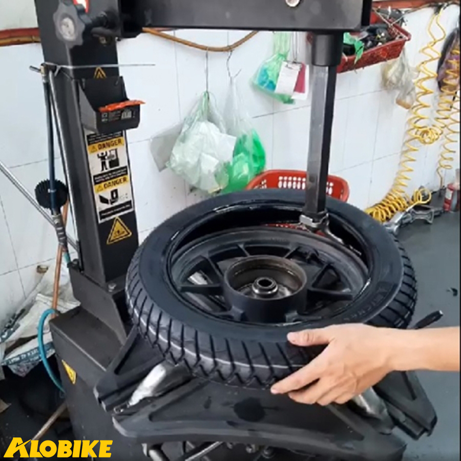 c&aacute;ch lắp lốp pirelli xe m&aacute;y đ&uacute;ng chiều