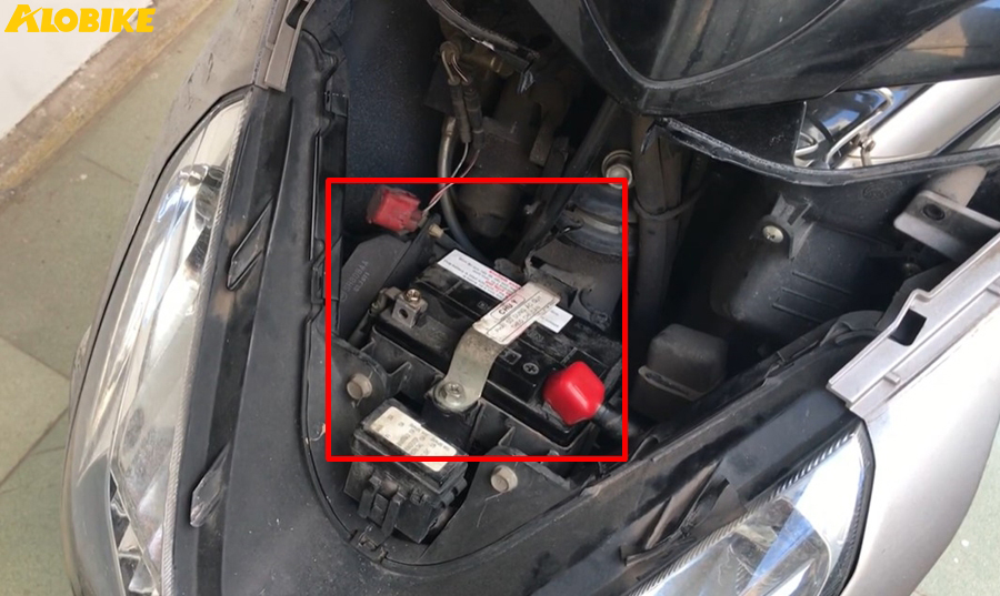 vị tr&iacute; ắc quy của xe airblade