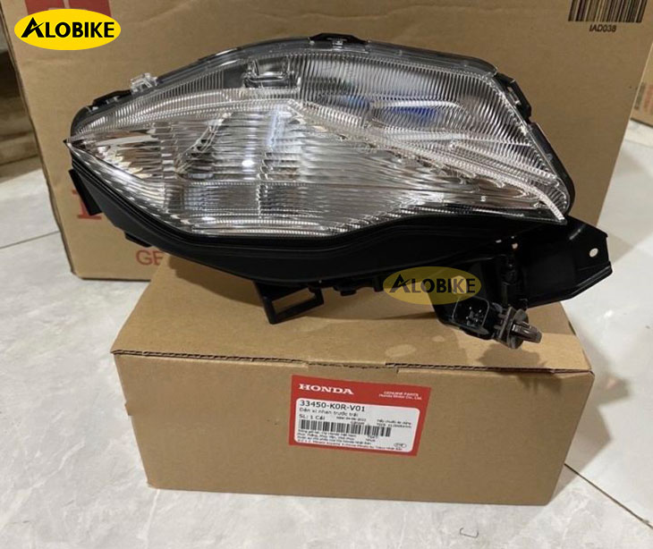 đ&egrave;n xi nhan trước tr&aacute;i SH 2020