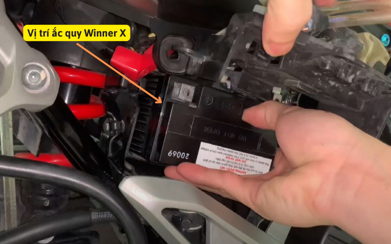 b&igrave;nh ắc quy xe winner x nằm ở đ&acirc;u