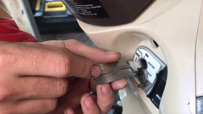 sửa ổ kh&oacute;a xe m&aacute;y do lỏng ch&igrave;a