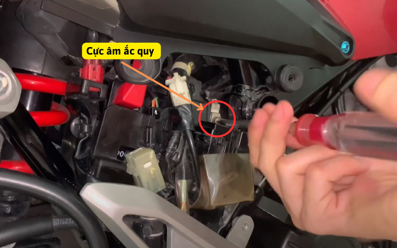 c&aacute;ch th&aacute;o b&igrave;nh ắc quy xe winner