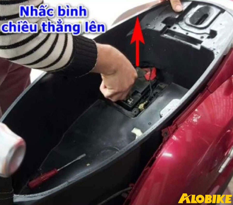 nhấc ắc quy xe grande theo chiều thẳng đứng