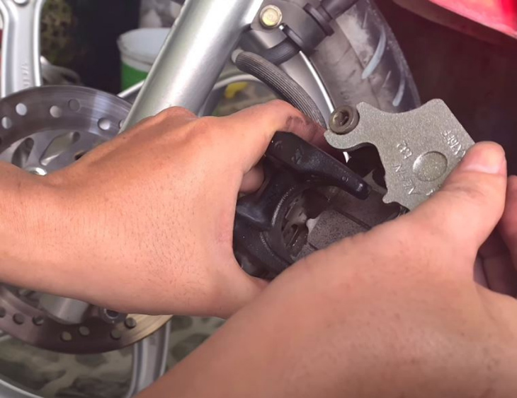hướng dẫn cách thay má phanh đĩa xe máy