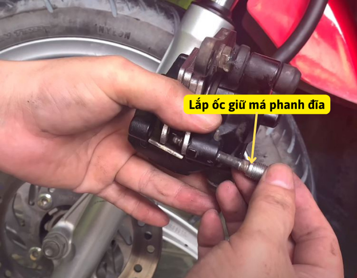 lắp ốc giữ má phanh đĩa