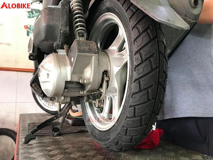 thay lốp xe m&aacute;y airblade