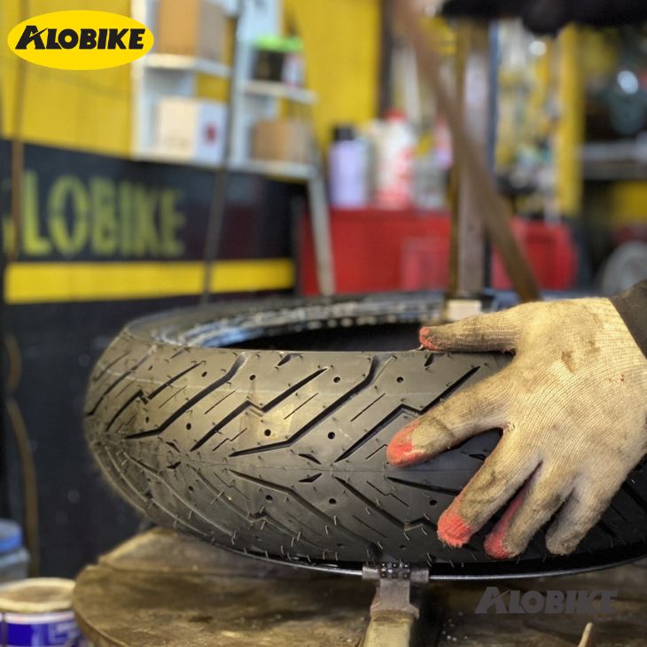 Thợ xe Alobike thay lốp bằng máy ra vào lốp, đảm bảo đúng kỹ thuật