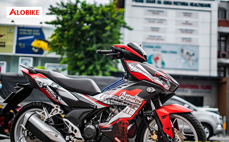 Tem tr&ugrave;m đỏ bạc đen Avenger cho Winner X