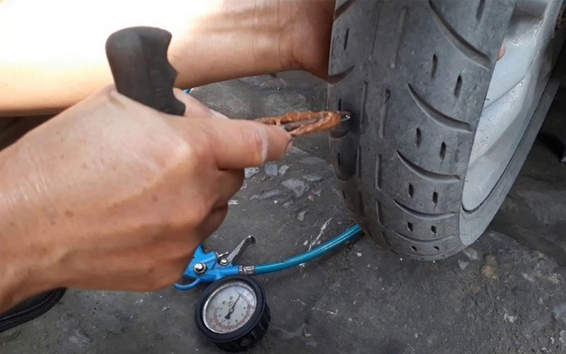 Sửa lốp xe máy