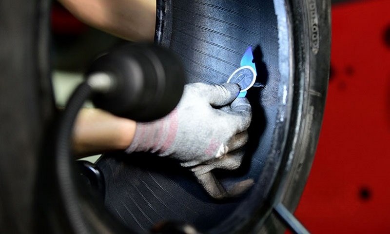 Sửa lốp xe máy