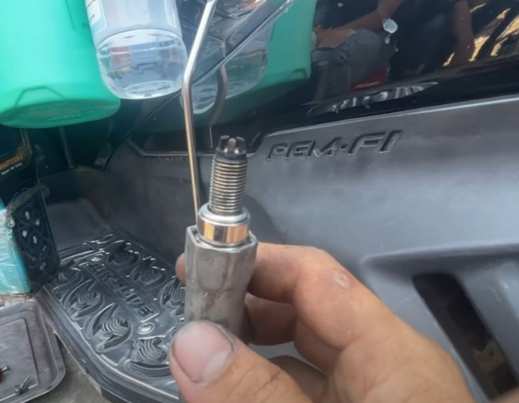 xe ab l&ecirc;n ga bị giật