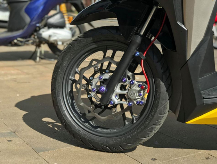 xe m&aacute;y chạy tốc độ cao bị rung tay l&aacute;i